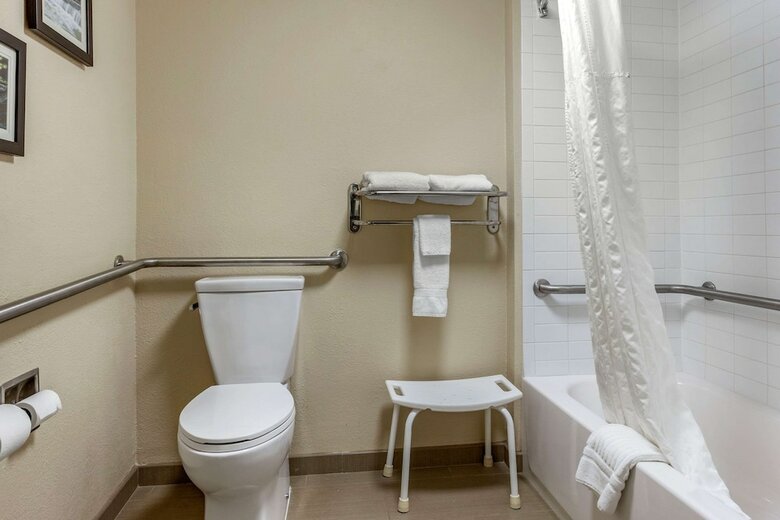 Hotel Comfort Inn And Suites - Airport