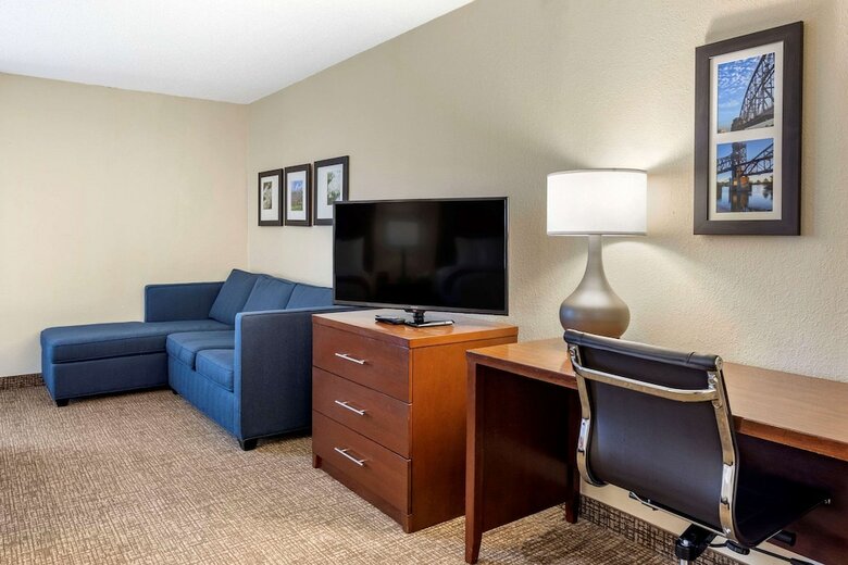 Hotel Comfort Inn And Suites - Airport