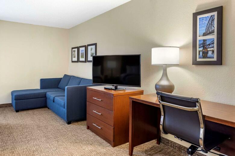 Hotel Comfort Inn And Suites - Airport