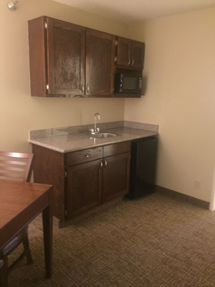 Hotel Comfort Inn And Suites - Airport