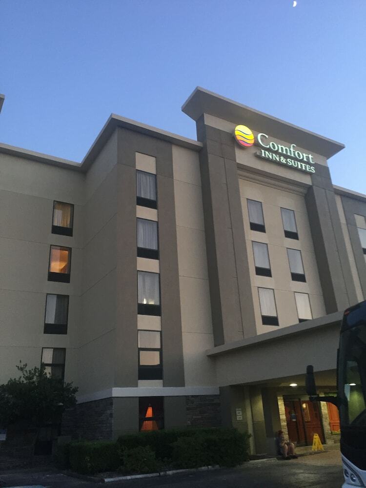Hotel Comfort Inn And Suites - Airport