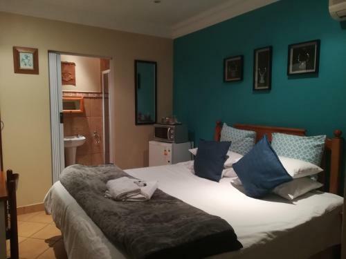 Hostal La Familia Guest House