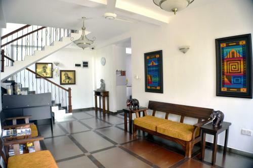 Villa Baywatch, Rumassala