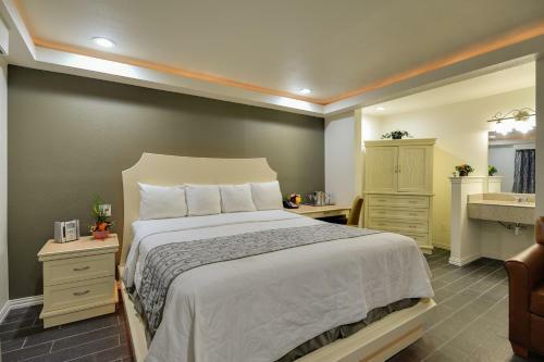 Hotel Romantic Inn & Suites