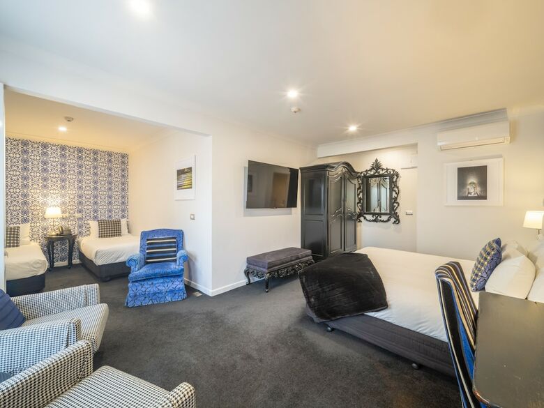 Black Swan Lakeside Boutique Hotel