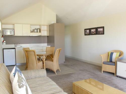 Hananui Lodge And Apartments