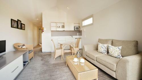 Hananui Lodge And Apartments