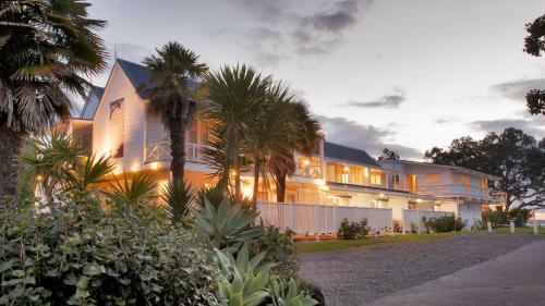 Hananui Lodge And Apartments