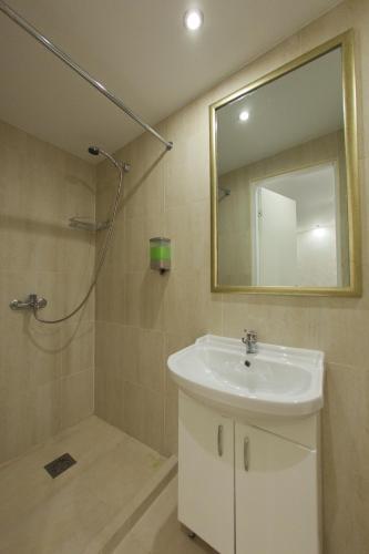 Fort R Hotel