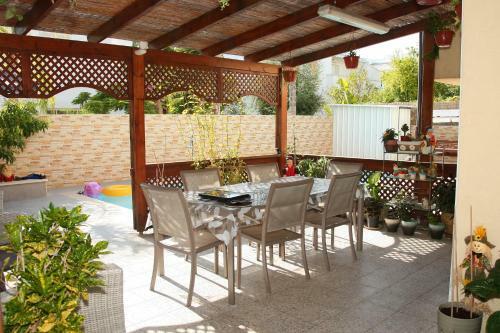 Two Bedroom Apartment With Patio And Pool