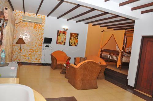 Solomon Beach Hotel
