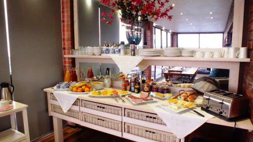 Hostal White Shark Guest House