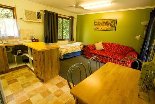 Lake Eacham Tourist Park & Cabins