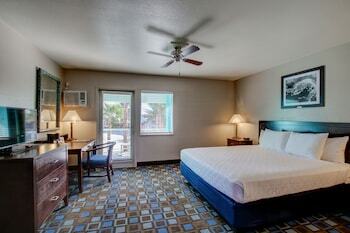 Hotel The Nautical Beachfront Resort