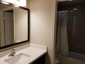 Hotel Quality Inn & Suites At Metro Center