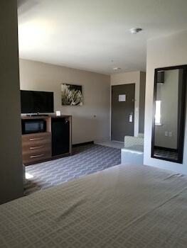 Hotel Quality Inn & Suites At Metro Center