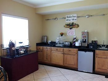 Motel Berkshire Inn And Suites