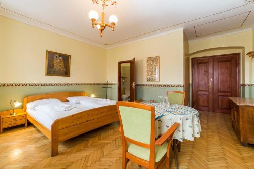 Hostal Penzion Gardena