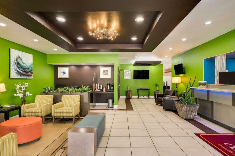Hotel Clarion Inn & Suites