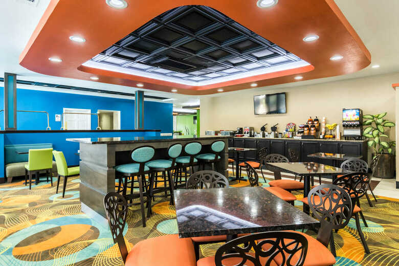 Hotel Clarion Inn & Suites