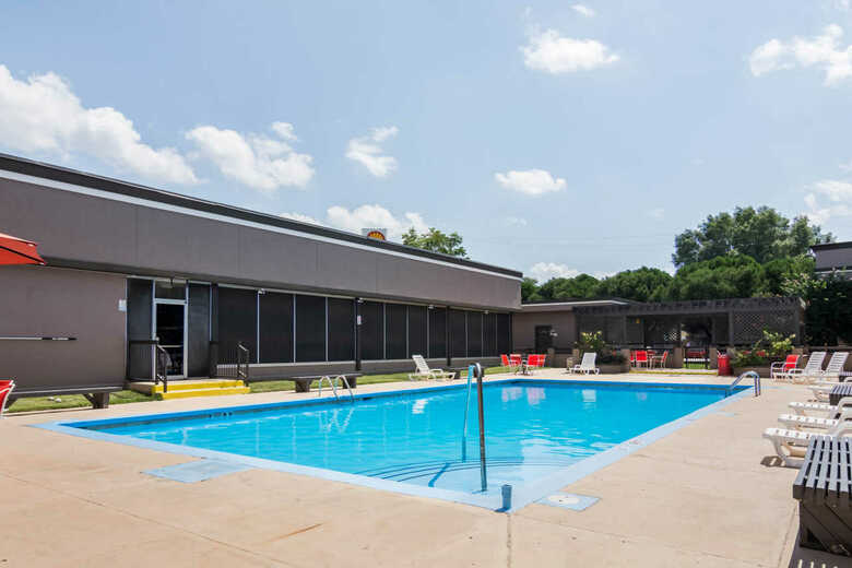 Hotel Clarion Inn & Suites