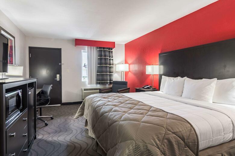 Hotel Clarion Inn & Suites