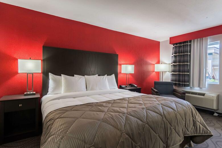 Hotel Clarion Inn & Suites