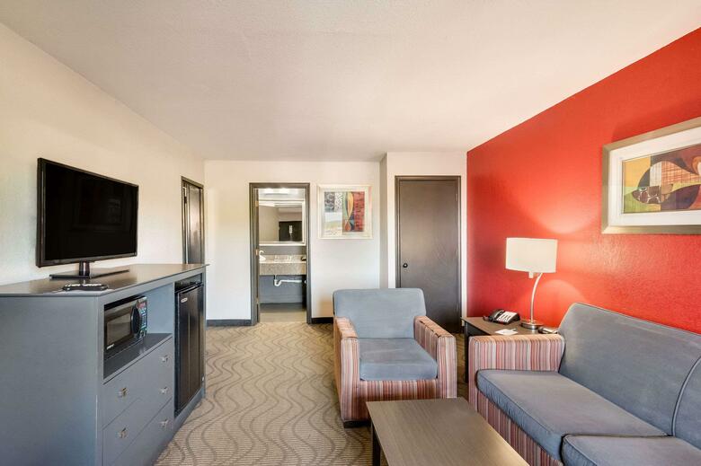 Hotel Clarion Inn & Suites