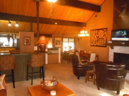 Two-bedroom Plus Den Deluxe Unit #124 By Escape For All Seasons
