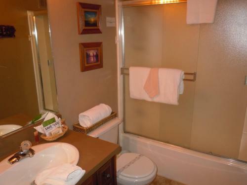 Two-bedroom Plus Den Deluxe Unit #124 By Escape For All Seasons