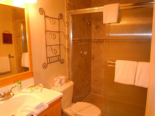 Two-bedroom Plus Den Premier Unit #31 By Escape For All Seasons