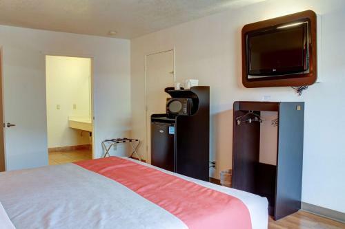 Motel 6-bishop, Ca