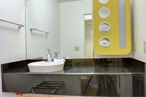 Motel 6-bishop, Ca