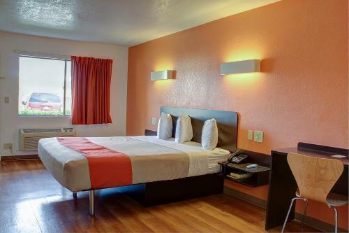 Motel 6-bishop, Ca