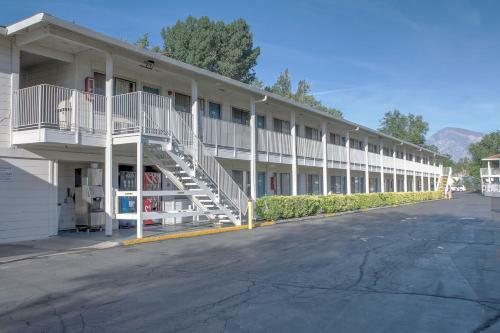 Motel 6-bishop, Ca