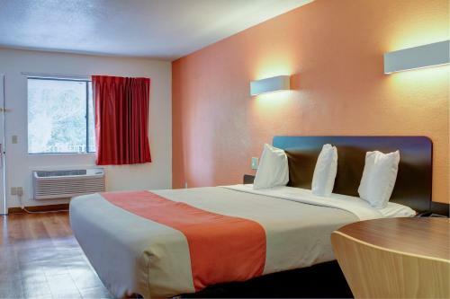 Motel 6-bishop, Ca