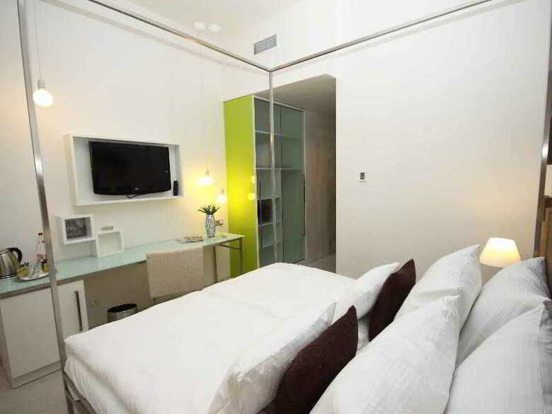 Hotel Pure White
