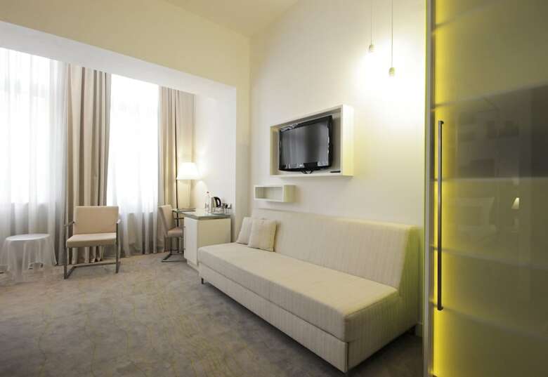 Hotel Pure White