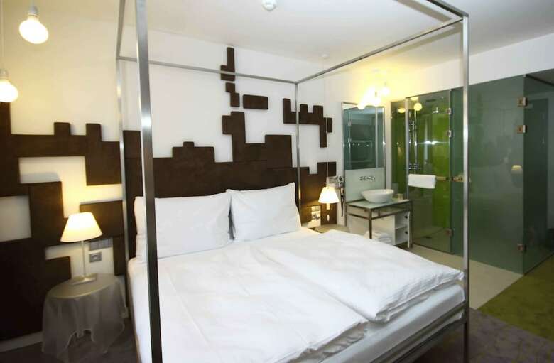 Hotel Pure White