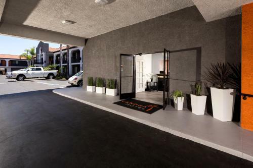 Canoga Hotel At Warner Center