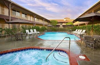 Hotel Ayres Suites Corona West