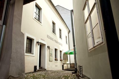 Hostal Penzion A Restaurace Modr� R??e T�bor