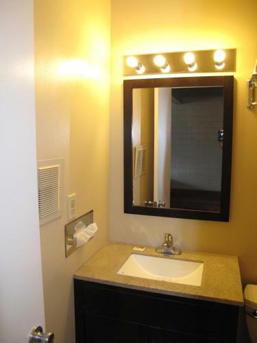 Budget Host Inn Saga Motel
