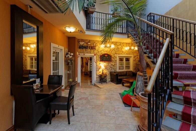 Hostal Enjoy Inn