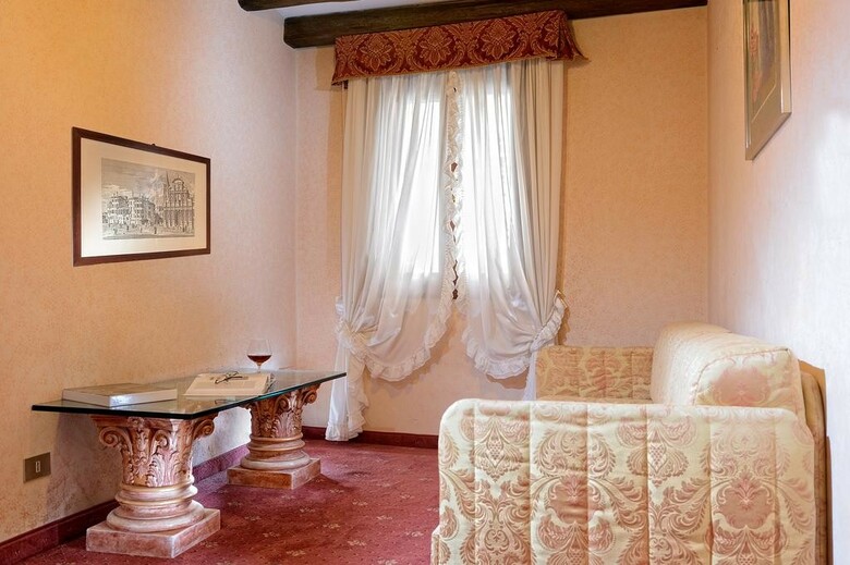 Hotel Ambassador Tre Rose