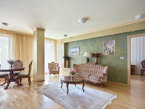Lira Apartments