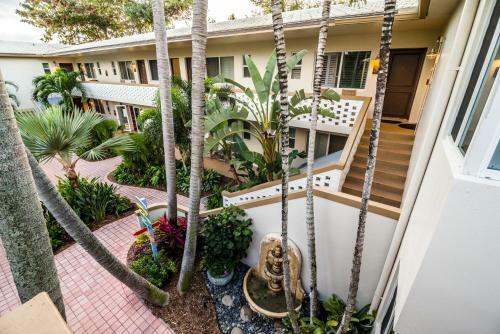 Crane's Beachhouse Hotel & Tiki Bar