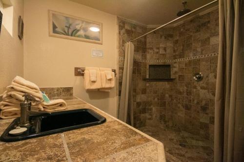 Lodge Chalet Kilauea Collection