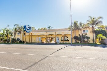 Colonial Pool & Spa Motel