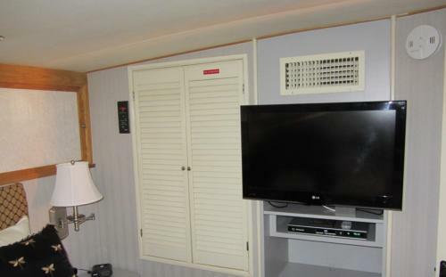 Ocean Romance Dockside Bed & Breakfast Yacht
